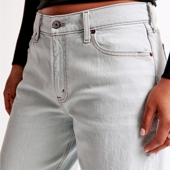 Abercrombie & Fitch Curve Love Low Rise Baggy Jeans - Picture 3 of 14